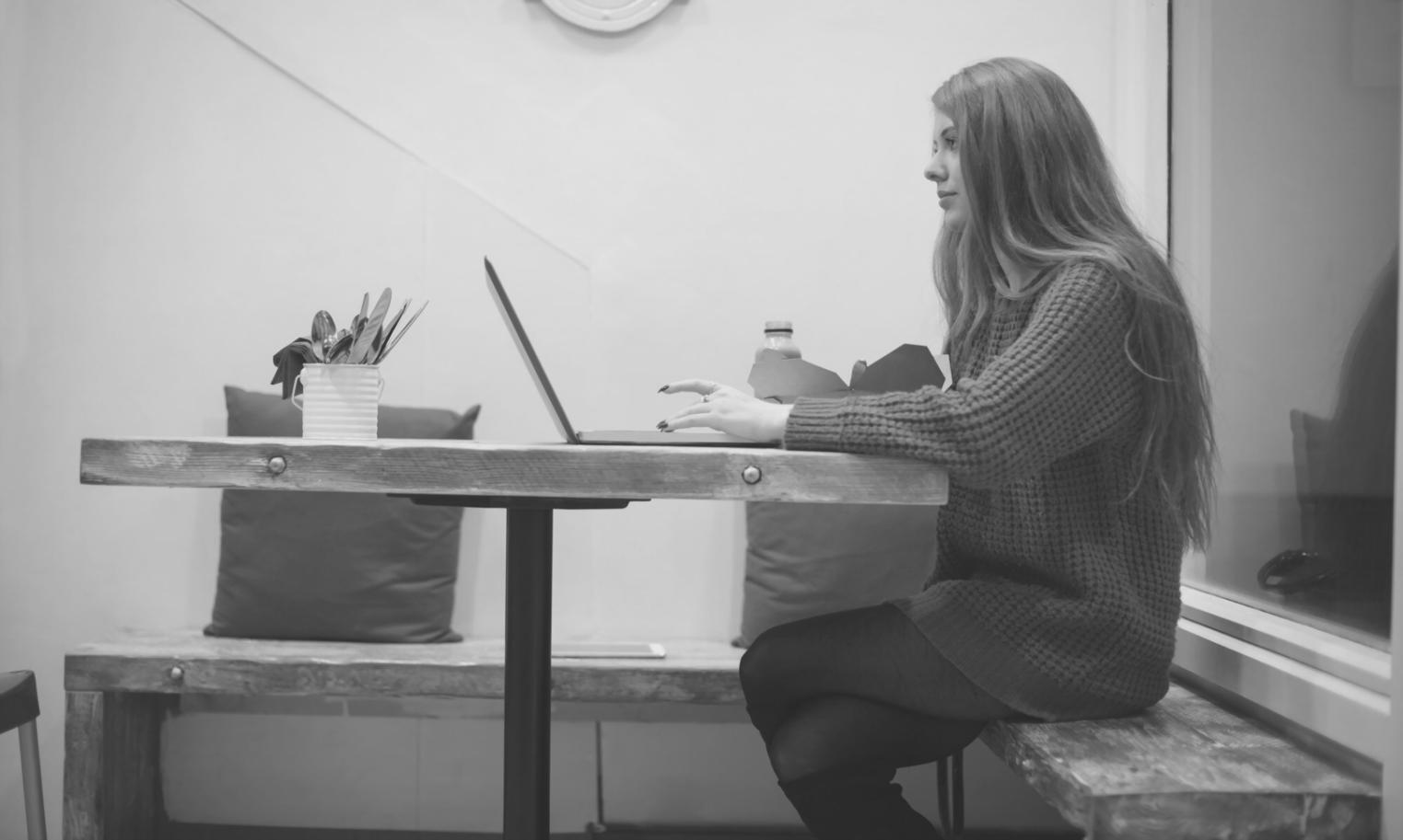 Finanzplanung Arbeitsplatz mit Dokumenten und Laptop