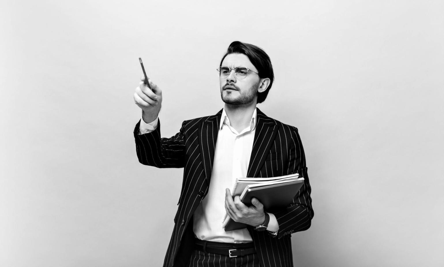Person analysiert Finanzdokumente am Schreibtisch